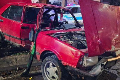 Samsun'da otomobilin çarptığı ağaç karşı şeritteki aracın üzerine devrildi: 1 yaralı