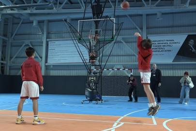 Uludağ'dan Bursalı genç sporculara şut makinesi hediyesi