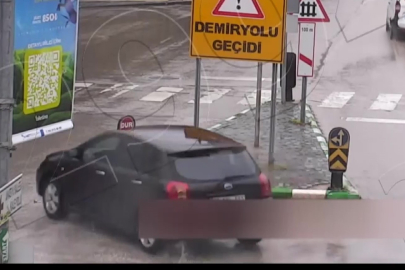 Amasya'da kontrolden çıkan otomobil durakta bekleyenleri teğet geçti