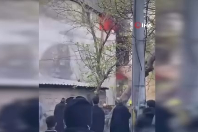 Bursa'da çatı katında korkutan yangın! Mahalleli sokağa döküldü