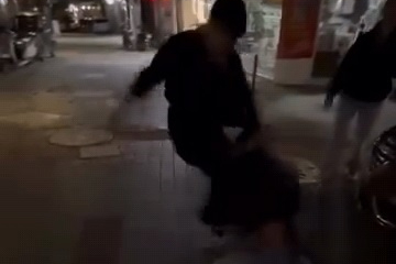 Bursa'da genç kızların saç saça kavgası kamerada