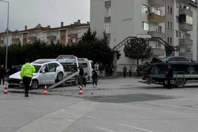 Bursa'da iki otomobil çarpıştı: 2 kişi yaralandı