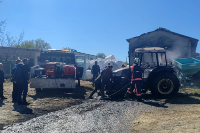 Edirne'de evin bahçede park halindeki traktör yandı