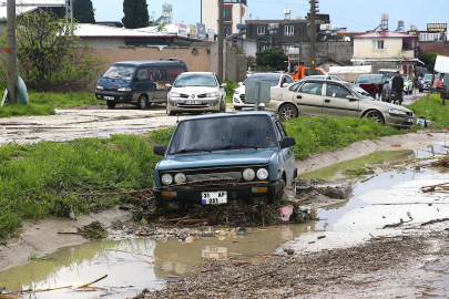 Hatay'da sağanak: Cadde ve sokaklar su altında, araçlar yolda kaldı!