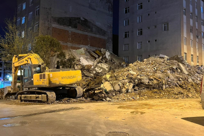 İstanbul Küçükçekmece'de kentsel dönüşümdeki bina tek darbeyle yıkıldı