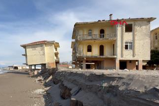 Sakarya'da 6 yıl önce tahliye edilen villalardan biri yan yattı