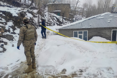 Van Çatak'ta toprak kayması: 2 katlı ev hasar gördü