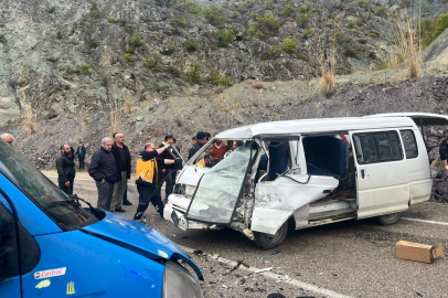 Artvin'de kamyonet ile panelvan çarpıştı, 3 kişi yaralandı
