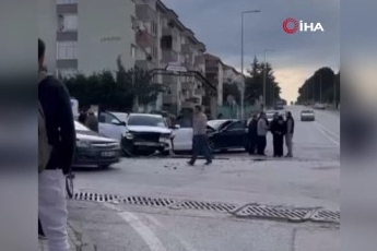 Bursa’da iki otomobil çarpıştı: 2 yaralı