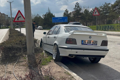 Eskişehir'de kontrolden çıkan araç orta refüje çıktı, sürücü yaralandı