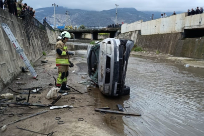 Hatay İskenderun'da kanala düşen otomobildeki 2 kişi yaralandı