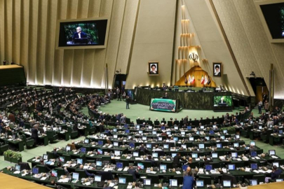 İran'dan bir Hürmüz adımı daha: Geçiş ücretleri İran riyal ile ödenecek