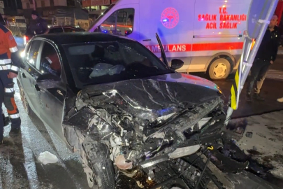 İstanbul Avcılar'da seyir halindeki iki otomobil kafa kafaya çarpıştı: 4 yaralı