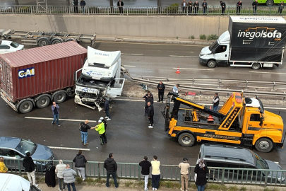 Kocaeli D-100'de kazaya karışan tır makaslayarak karşı şeride geçti