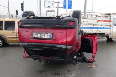 Malatya'da otomobil ile çarpışan araç ters döndü: 2 yaralı