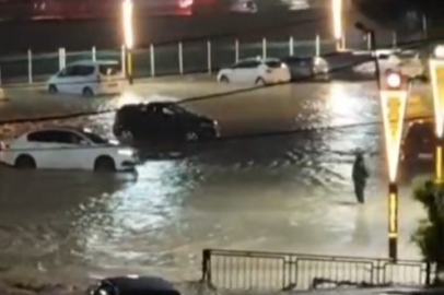 Osmaniye’de içinde 2 kişinin öldüğü otomobilin sele kapıldığı anlara ait görüntüler ortaya çıktı