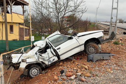 Tokat'ta elektrik direğine çarpan otomobil hurdaya döndü