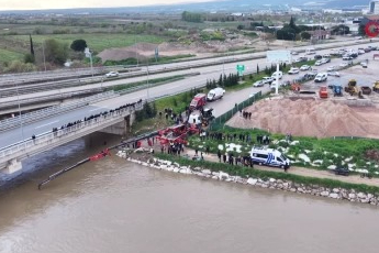 Bursa’da debisi yükselen derede aracıyla sürüklenen sürücü hayatını kaybetti: O anlar kamerada