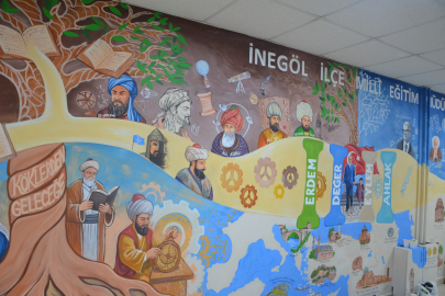 Bursa'da işitme engelli öğretmen "Türkiye Yüzyılı Maarif Modeli"ni duvara resmetti