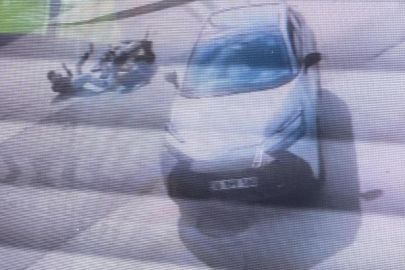 Bursa'da motosiklet otomobile arkadan çarptı! Yaralılar var