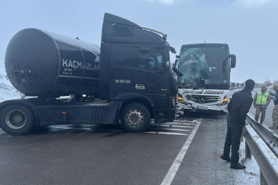 Erzurum'da 2 otobüs ile 2 tırın karıştığı kazada 5 kişi yaralandı