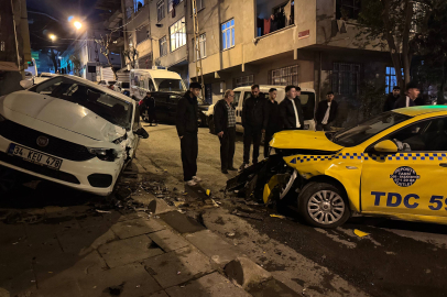 İstanbul Esenler'de taksinin çarptığı park halindeki iki otomobilde hasar oluştu