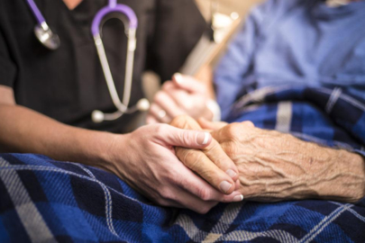 Parkinson’da umut veren gelişme! Ameliyatsız yöntemle titreme durdurulabiliyor