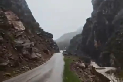 Hakkari Şemdinli’de dev kaya parçası yolu ulaşıma kapattı