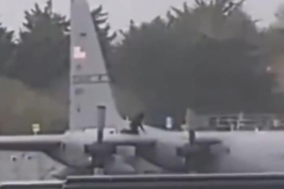 İrlanda'da bir şahıs Amerikan askeri uçağına baltayla saldırdı