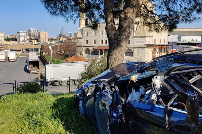 İstanbul Bayrampaşa'da otomobilin çarptığı kamyon devrildi; 1'i çocuk 7 yaralı