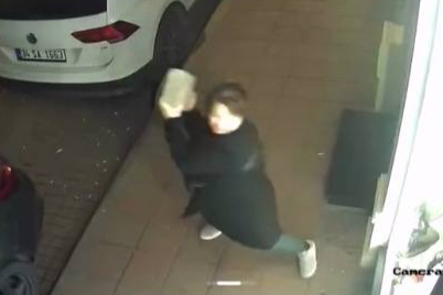 İstanbul Fatih'te kaldırım taşıyla iş yerinin camlarını kıran kadın kamerada