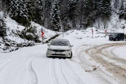 Sinop'ta kar yağışı etkili oldu, sürücüler zor anlar yaşadı