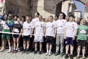 Bursa'da 18. Uluslararası Osmangazi Tarihi Kent Koşusu gerçekleştirildi