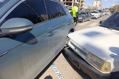 Adıyaman'da iki otomobille çarpışan motosiklet sürücüsü yaralandı