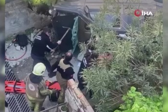 Bursa'da kaza yapan araç merdivenlerden yuvarlandı: 1 yaralı