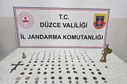 Düzce'de tarihi eserleri satmak için müşteri ararken jandarmaya yakalandılar