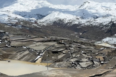Hakkari'de heyelan: Tesis büyük hasar gördü, kara yolunda dev yarıklar oluştu