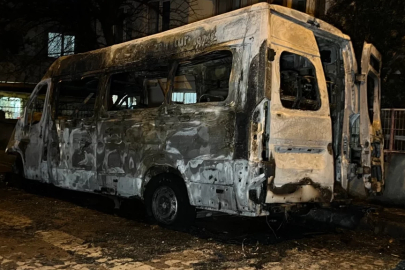 İstanbul'da park halindeki servis aracı alev alev yandı