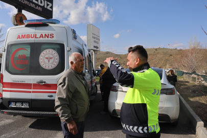 Nevşehir'de hafif ticari araç kırmızı ışıkta bekleyen motosiklete çarptı: 2 yaralı