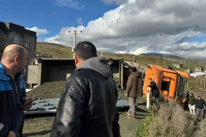 Siirt’te kamyon devrildi: Uzun araç kuyruğu oluştu