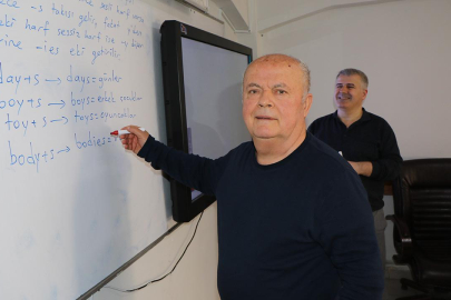 74 yaşındaki dede torunu için İngilizce öğreniyor