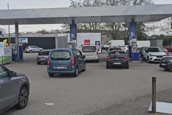 Belçika'da ABD-İran gerilimi nedeniyle akaryakıta yeni zam: İstasyonlarda kuyruk oluştu