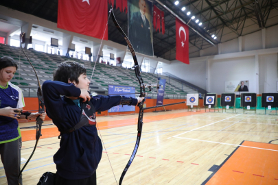 Bursa İnegöl'deki spor festivalinde öğrenci okçular yarıştı