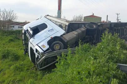 Edirne’de kontrolden çıkan tır devrildi