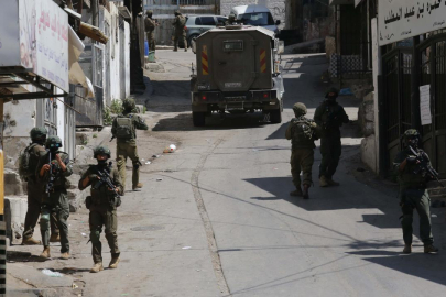 İsrail askerleri 70 Filistinli işçiyi gözaltına aldı