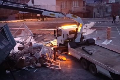 İzmir'de freni boşalan kamyon, trafoya çarpıp okul bahçesine düştü: 1 yaralı