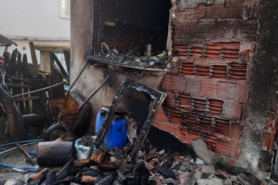 Kastamonu'da mutfakta çıkan yangın evi küle çeviriyordu