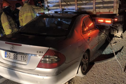 Kırıkkale'de otomobil park halindeki tıra çarptı, köy muhtarı ağır yaralandı