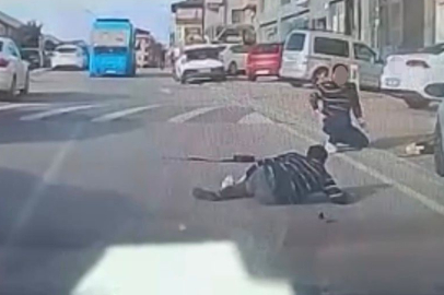 Kocaeli'de direksiyon başında uyuduğu öne sürülen sürücü, kaldırımdaki yayalara çarptı