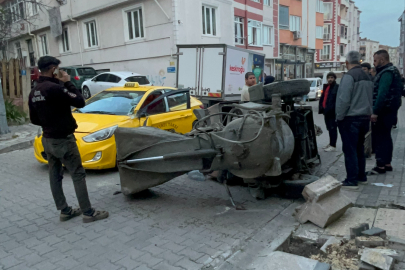 Tekirdağ'da harç karma makinesi, ticari taksinin üzerine devrildi
